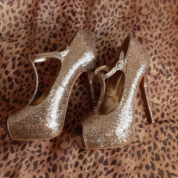 SOLD. Steve Madden Gold Peep Toe Platform… - Picture 2 of 6